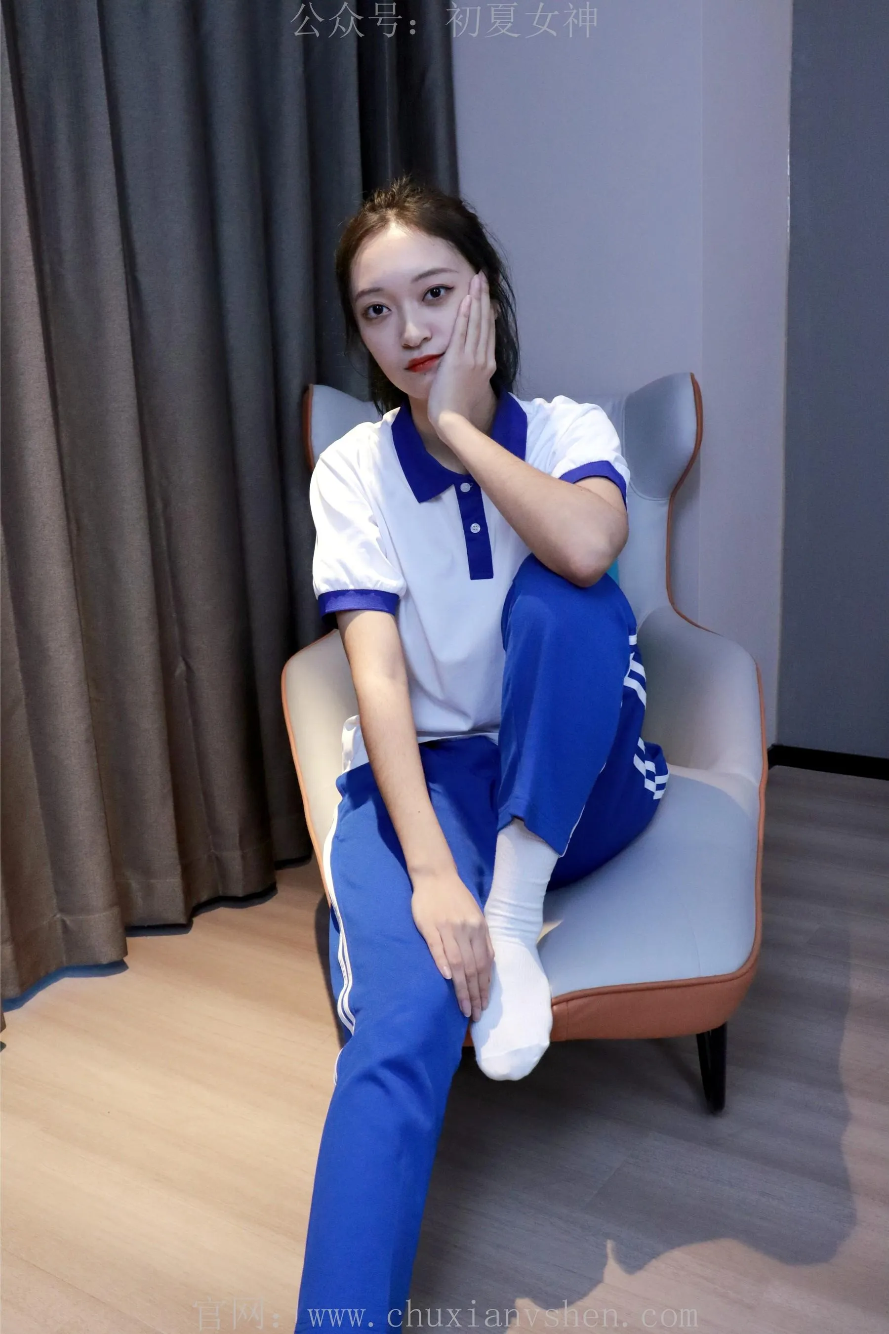 初夏女神 NO.001 依依校服搭配37码运动鞋拍摄 [126P]插图